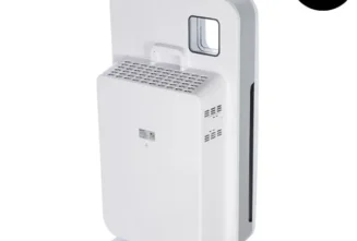 همین امروز هوای خانه را تازه کنید! دستگاه تصفیه هوا با بهترین قیمت و کیفیت آیا می‌دانستید هوای داخل خانه شما می‌تواند آلوده‌تر از هوای بیرون باشد؟ گرد و غبار، دود، ذرات آلرژی‌زا و بوهای نامطبوع می‌توانند سلامت شما و خانواده‌تان را تهدید کنند. با دستگاه تصفیه هوا، می‌توانید همین امروز هوای خانه را تازه کنید و در این مقاله به بررسی مزایا، ویژگی‌ها و نکات خرید این دستگاه‌ها پرداخته‌ایم تا بهترین انتخاب را داشته باشید. چرا دستگاه تصفیه هوا مهم است؟ استفاده از دستگاه تصفیه هوا به شما کمک می‌کند: حذف ذرات آلرژن و گرد و غبار: فیلترهای HEPA می‌توانند ذرات ریز، گرده گل و پر حیوانات خانگی را جذب کنند. کاهش بوهای نامطبوع: فیلتر کربن فعال بوهای غذا، حیوانات خانگی و دود سیگار را از بین می‌برد. سلامت خانواده: کودکان، سالمندان و افراد مبتلا به آلرژی یا آسم بیشترین سود را از هوای پاک می‌برند. افزایش کیفیت خواب و تمرکز: هوای تازه و تمیز باعث آرامش ذهنی و جسمی می‌شود. ویژگی‌های دستگاه تصفیه هوا با کیفیت هنگام خرید، به ویژگی‌های زیر توجه کنید: فیلترهای با کارایی بالا