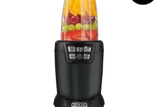 با یک شیکر خوب، نوشیدنی حرفه‌ای درست کنید! با یک شیکر خوب، نوشیدنی حرفه‌ای درست کنید! اگر به تهیه نوشیدنی‌های سالم، اسموتی‌های مقوی یا شیک‌های پروتئینی علاقه دارید، داشتن یک شیکر باکیفیت در آشپزخانه یا ساک ورزشی شما ضروری است. یک شیکر خوب می‌تواند با کمترین زمان و بدون دردسر، نوشیدنی‌هایی یکدست، خوش‌طعم و حرفه‌ای برای شما آماده کند. در این مقاله از اممارکت به بررسی مزایا، ویژگی‌ها و نکات مهم خرید شیکر می‌پردازیم تا بهترین انتخاب را داشته باشید. چرا یک شیکر خوب تفاوت ایجاد می‌کند؟ کیفیت شیکر تأثیر مستقیمی بر نتیجه نهایی دارد. یک شیکر حرفه‌ای: از نشتی جلوگیری می‌کند درب محکم و قفل ایمن دارد بدنه مقاوم و بدون بو است تیغه یا فنر مخلوط‌کن باکیفیت دارد به راحتی شسته می‌شود اگر اهل ورزش هستید و از مکمل‌های پروتئینی استفاده می‌کنید، قطعاً می‌دانید که حل نشدن پودر در آب چقدر آزاردهنده است. یک شیکر استاندارد این مشکل را کاملاً برطرف می‌کند.