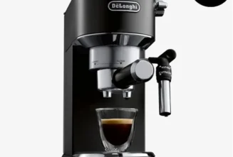 نکات مهم نگهداری و افزایش عمر اسپرسوساز خانگی در این مقاله از اممارکت به مهم‌ترین نکات نگهداری و افزایش عمر اسپرسوساز خانگی می‌پردازیم. اسپرسوساز خانگی یکی از محبوب‌ترین لوازم آشپزخانه برای دوستداران قهوه است. اما برای اینکه این دستگاه عملکرد مطلوبی داشته باشد و سال‌ها بدون مشکل کار کند، نگهداری صحیح اسپرسوساز اهمیت زیادی دارد. تمیز کردن منظم اسپرسوساز را جدی بگیرید یکی از مهم‌ترین عوامل کاهش عمر اسپرسوساز، باقی‌ماندن رسوبات قهوه و چربی‌ها در دستگاه است. بعد از هر بار استفاده: پرتافیلتر و سبد قهوه را بشویید نازل بخار را با دستمال مرطوب تمیز کنید سینی چکه‌گیر را خالی و شست‌وشو دهید تمیزکاری منظم باعث بهبود طعم قهوه و افزایش عمر دستگاه می‌شود. رسوب‌زدایی دوره‌ای اسپرسوساز آب شهری دارای املاحی است که به‌مرور در بخش‌های داخلی دستگاه رسوب ایجاد می‌کند. برای جلوگیری از این مشکل: هر ۱ تا ۳ ماه یک‌بار (بسته به میزان استفاده) دستگاه را رسوب‌زدایی کنید از محلول رسوب‌زدای مخصوص اسپرسوساز استفاده کنید