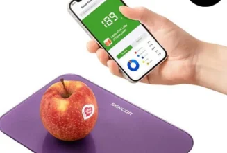 چرا ترازو آشپزخانه سنکور بهترین گزینه برای اندازه‌گیری دقیق است؟ اگر برایتان سؤال است که چرا ترازو آشپزخانه سنکور بهترین گزینه برای اندازه‌گیری دقیق است؟ باید بگوییم که دقت بالا و سنسورهای پیشرفته آن دلیل اصلی این انتخاب هستند. در آشپزی حرفه‌ای، دقت در اندازه‌گیری مواد غذایی نقش مهمی در کیفیت نهایی غذا دارد. بسیاری از سرآشپزها معتقدند که یک ترازو استاندارد می‌تواند تفاوت بزرگی در نتیجه کار ایجاد کند. ترازو آشپزخانه سنکور یکی از محبوب‌ترین و قابل‌اعتمادترین ترازوهای موجود در بازار است که در سال‌های اخیر توجه بسیاری از مصرف‌کنندگان را در اممارکت و دیگر فروشگاه‌های لوازم خانگی به خود جلب کرده است. اما چه چیزی باعث می‌شود این محصول بهترین انتخاب برای اندازه‌گیری دقیق باشد؟ دقت اندازه‌گیری فوق‌العاده بالا اصلی‌ترین دلیل محبوبیت ترازوهای سنکور، دقت بسیار بالا در اندازه‌گیری است. بیشتر مدل‌ها با دقت ۱ گرم یا حتی کمتر طراحی شده‌اند و این موضوع برای افرادی که در شیرینی‌پزی، رژیم غذایی یا تهیه غذاهای مخصوص فعالیت می‌کنند اهمیت زیادی دارد. این دقت باعث می‌شود که هیچ خطایی در اندازه‌گیری به وجود نیاید و ترکیب مواد غذایی دقیقاً مطابق دستور تهیه شود. استفاده از سنسورهای پیشرفته سنسورهای به‌کاررفته در ترازو آشپزخانه سنکور از نوع سنسورهای فشار دیجیتال (High Precision Sensors) هستند که با کوچک‌ترین تغییر وزن واکنش نشان می‌دهند. این تکنولوژی باعث می‌شود نتایج نمایش داده شده پایدار، سریع و قابل‌اعتماد باشد. طراحی کاربرپسند و مناسب برای هر نوع آشپزخانه