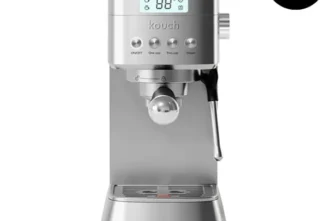 با اسپرسوساز کوخ، کافی‌شاپ را به خانه بیاورید! با اسپرسوساز کوخ، کافی‌شاپ را به خانه بیاورید! اگر عاشق عطر قهوه تازه و طعم یک اسپرسوی حرفه‌ای هستید، وقت آن رسیده که کافی‌شاپ را به خانه بیاورید. اسپرسوساز کوخ با طراحی مدرن، قدرت بالا و کاربری آسان، انتخابی هوشمندانه برای افرادی است که به کیفیت نوشیدنی خود اهمیت می‌دهند. در این مطلب از اممارکت، به بررسی کامل ویژگی‌ها، مزایا و نکات خرید اسپرسوساز کوخ می‌پردازیم تا بتوانید بهترین انتخاب را داشته باشید. چرا اسپرسوساز کوخ انتخاب مناسبی است؟  فشار بخار قدرتمند برای عصاره‌گیری حرفه‌ای یکی از مهم‌ترین فاکتورها در تهیه اسپرسوی استاندارد، فشار بخار مناسب است. اسپرسوساز کوخ با پمپ فشار قوی (معمولاً 15 یا 20 بار بسته به مدل) عصاره‌گیری کامل از قهوه را تضمین می‌کند و کرمای غلیظ و خوش‌رنگی روی فنجان شما ایجاد می‌کند.  طراحی زیبا و مناسب آشپزخانه‌های مدرن بدنه استیل یا ترکیب استیل و پلاستیک فشرده در مدل‌های مختلف کوخ، جلوه‌ای شیک به آشپزخانه شما می‌دهد. اگر دکور آشپزخانه برایتان مهم است، این برند می‌تواند انتخابی هماهنگ و جذاب باشد.  نازل بخار حرفه‌ای برای تهیه انواع نوشیدنی با نازل بخار قدرتمند، به‌راحتی می‌توانید کاپوچینو، لاته و ماکیاتو تهیه کنید. فوم شیر غلیظ و یکدست، همان چیزی است که یک کافی‌شاپ حرفه‌ای ارائه می‌دهد.