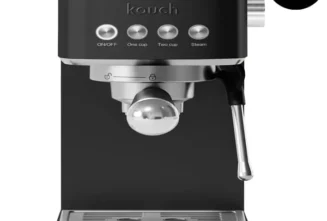 اسپرسوساز کوخ بخریم یا مباشی؟ مقایسه کامل قبل از خرید اگر قصد خرید اسپرسوساز خانگی دارید، احتمالاً بین دو گزینه محبوب بازار مردد شده‌اید: اسپرسوساز کوخ بخریم یا مباشی؟ در این راهنمای کامل از اممارکت، به مقایسه دقیق اسپرسوساز کوخ و مباشی می‌پردازیم تا بتوانید با توجه به بودجه و نیاز خود بهترین انتخاب را داشته باشید. مقایسه اسپرسوساز کوخ و مباشی از نظر کیفیت ساخت کیفیت بدنه کوخ: معمولاً از ترکیب استیل و پلاستیک فشرده مقاوم استفاده می‌کند. طراحی ساده و مدرن دارد و برای آشپزخانه‌های مینیمال مناسب است. مباشی: در بسیاری از مدل‌ها بدنه تمام استیل یا استیل ضخیم‌تری دارد و ظاهر حرفه‌ای‌تری ارائه می‌دهد. اگر ظاهر لوکس و صنعتی برایتان اولویت دارد، مباشی کمی جلوتر است؛ اما از نظر کیفیت کلی ساخت، هر دو برند در رده خانگی عملکرد قابل قبولی دارند. مقایسه فشار بخار و قدرت موتور یکی از مهم‌ترین فاکتورها در خرید اسپرسوساز، میزان فشار بخار است. اسپرسوساز کوخ: اغلب با فشار 15 تا 20 بار عرضه می‌شود که برای مصارف خانگی کاملاً مناسب است. مباشی: برخی مدل‌ها فشار بخار بالاتر و توان موتور بیشتری دارند و برای استفاده نیمه‌حرفه‌ای هم مناسب‌اند. اگر مصرف شما روزانه و معمولی است، کوخ کاملاً پاسخگوست. اما اگر خانواده پرمصرف هستید یا مهمانی زیاد دارید، مباشی می‌تواند انتخاب قوی‌تری باشد.