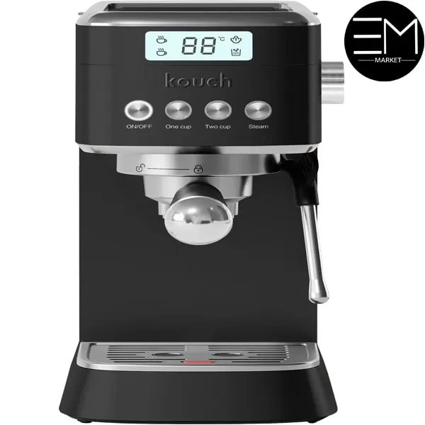 اسپرسوساز کوخ بخریم یا مباشی؟ مقایسه کامل قبل از خرید اگر قصد خرید اسپرسوساز خانگی دارید، احتمالاً بین دو گزینه محبوب بازار مردد شده‌اید: اسپرسوساز کوخ بخریم یا مباشی؟ در این راهنمای کامل از اممارکت، به مقایسه دقیق اسپرسوساز کوخ و مباشی می‌پردازیم تا بتوانید با توجه به بودجه و نیاز خود بهترین انتخاب را داشته باشید. مقایسه اسپرسوساز کوخ و مباشی از نظر کیفیت ساخت کیفیت بدنه کوخ: معمولاً از ترکیب استیل و پلاستیک فشرده مقاوم استفاده می‌کند. طراحی ساده و مدرن دارد و برای آشپزخانه‌های مینیمال مناسب است. مباشی: در بسیاری از مدل‌ها بدنه تمام استیل یا استیل ضخیم‌تری دارد و ظاهر حرفه‌ای‌تری ارائه می‌دهد. اگر ظاهر لوکس و صنعتی برایتان اولویت دارد، مباشی کمی جلوتر است؛ اما از نظر کیفیت کلی ساخت، هر دو برند در رده خانگی عملکرد قابل قبولی دارند. مقایسه فشار بخار و قدرت موتور یکی از مهم‌ترین فاکتورها در خرید اسپرسوساز، میزان فشار بخار است. اسپرسوساز کوخ: اغلب با فشار 15 تا 20 بار عرضه می‌شود که برای مصارف خانگی کاملاً مناسب است. مباشی: برخی مدل‌ها فشار بخار بالاتر و توان موتور بیشتری دارند و برای استفاده نیمه‌حرفه‌ای هم مناسب‌اند. اگر مصرف شما روزانه و معمولی است، کوخ کاملاً پاسخگوست. اما اگر خانواده پرمصرف هستید یا مهمانی زیاد دارید، مباشی می‌تواند انتخاب قوی‌تری باشد.