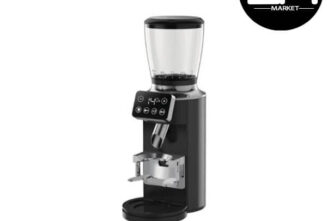 تفاوت آسیاب قهوه دستی و برقی؛ کدام برای شما مناسب‌تر است؟ در این مقاله از اممارکت به بررسی کامل تفاوت آسیاب قهوه دستی و برقی می‌پردازیم تا راحت‌تر تصمیم بگیرید. اگر از علاقه‌مندان قهوه هستید، حتماً می‌دانید که آسیاب قهوه نقش بسیار مهمی در عطر، طعم و کیفیت نهایی قهوه دارد. انتخاب بین آسیاب قهوه دستی یا برقی یکی از سوالات رایج هنگام خرید لوازم قهوه‌ساز است. هرکدام از این آسیاب‌ها مزایا و معایب خاص خود را دارند و انتخاب درست به سبک زندگی، میزان مصرف و انتظارات شما بستگی دارد. آسیاب قهوه دستی چیست؟ آسیاب قهوه دستی بدون برق و با نیروی دست کار می‌کند. این نوع آسیاب‌ها معمولاً طراحی ساده، وزن کم و اندازه جمع‌وجوری دارند و برای افرادی که مصرف قهوه روزانه کم‌تری دارند، گزینه‌ای محبوب محسوب می‌شوند. مزایای آسیاب قهوه دستی قیمت اقتصادی‌تر نسبت به مدل‌های برقی بدون نیاز به برق؛ مناسب سفر، محل کار و طبیعت‌گردی کنترل بهتر روی درجه آسیاب در بسیاری از مدل‌ها صدای بسیار کم هنگام استفاده معایب آسیاب قهوه دستی نیاز به زمان و انرژی بیشتر مناسب نبودن برای آسیاب حجم زیاد قهوه