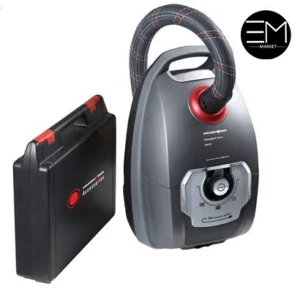 7 دلیل که جاروبرقی پاکشوما C1G را به یک انتخاب محبوب تبدیل کرده است مقدمه در این مقاله به بررسی 7 دلیل اصلی محبوبیت جاروبرقی پاکشوما C1G می‌پردازیم تا بتوانید با آگاهی بیشتری برای خرید این محصول تصمیم‌گیری کنید. انتخاب یک جاروبرقی مناسب، تأثیر مستقیمی بر کیفیت نظافت منزل و آسایش خانواده دارد. در میان مدل‌های متنوع موجود در بازار، جاروبرقی پاکشوما C1G به دلیل برخورداری از امکانات کاربردی، قدرت مکش بالا و طراحی مدرن توانسته توجه بسیاری از خریداران را به خود جلب کند. این محصول با بهره‌گیری از فناوری‌های روز و کیفیت ساخت مطلوب، به یکی از گزینه‌های محبوب در میان خانواده‌های ایرانی تبدیل شده است. 1. موتور قدرتمند با مکش فوق‌العاده یکی از مهم‌ترین معیارهای انتخاب جاروبرقی، قدرت مکش آن است. جاروبرقی پاکشوما C1G با موتور قدرتمند 2500 وات، توانایی جمع‌آوری انواع گردوغبار، ذرات ریز، مو و آلودگی‌های سطحی و عمقی را دارد. قدرت مکش بالا باعث می‌شود فرش، موکت، پارکت و سرامیک در کمترین زمان ممکن تمیز شوند. این ویژگی به‌خصوص برای خانواده‌هایی که کودک خردسال یا حیوان خانگی دارند، اهمیت بیشتری پیدا می‌کند. مزیت اصلی: جمع‌آوری کامل گردوغبار از سطوح مختلف عملکرد سریع و مؤثر در نظافت روزانه مناسب برای خانه‌های بزرگ و پررفت‌وآمد 2. سیستم فیلتراسیون HEPA برای هوای پاک‌تر یکی از ویژگی‌های مهم جاروبرقی پاکشوما C1G، بهره‌مندی از فیلتر HEPA است. این فیلتر قادر است ذرات بسیار ریز گردوغبار، آلرژن‌ها و عوامل حساسیت‌زا را جذب کند و از بازگشت آن‌ها به محیط جلوگیری نماید. افرادی که از آلرژی، آسم یا مشکلات تنفسی رنج می‌برند، می‌توانند با استفاده از این جاروبرقی محیطی سالم‌تر و پاکیزه‌تر داشته باشند.