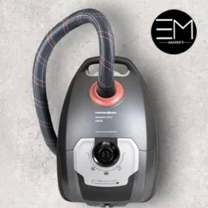 همه چیز درباره جاروبرقی پاکشوما C1G؛ از طراحی تا عملکرد اگر قصد خرید این محصول را دارید، در این مقاله همه چیز درباره جاروبرقی پاکشوما C1G را از طراحی ظاهری گرفته تا عملکرد و ارزش خرید آن بررسی خواهیم کرد. انتخاب یک جاروبرقی مناسب نقش مهمی در حفظ نظافت و بهداشت محیط خانه دارد. در میان برندهای مطرح ایرانی، جاروبرقی پاکشوما C1G به دلیل کیفیت ساخت مطلوب، قدرت مکش مناسب و قیمت اقتصادی توانسته توجه بسیاری از خریداران را به خود جلب کند. معرفی جاروبرقی پاکشوما مدل C1G پاکشوما یکی از برندهای شناخته‌شده در صنعت لوازم خانگی ایران است که محصولات متنوعی را با استانداردهای روز تولید می‌کند. جاروبرقی مدل C1G نیز یکی از محصولات محبوب این شرکت محسوب می‌شود که برای استفاده روزمره خانواده‌ها طراحی شده است. این مدل با بهره‌گیری از موتور قدرتمند، طراحی مدرن و امکانات کاربردی، می‌تواند پاسخگوی نیاز کاربران در نظافت انواع سطوح باشد. طراحی ظاهری جاروبرقی پاکشوما C1G یکی از نخستین ویژگی‌هایی که هنگام مشاهده جاروبرقی پاکشوما C1G توجه کاربران را جلب می‌کند، طراحی زیبا و مدرن آن است. بدنه مقاوم و باکیفیت بدنه این جاروبرقی از مواد اولیه مرغوب ساخته شده و در برابر ضربات و استفاده مداوم مقاومت مناسبی دارد. همچنین طراحی جمع‌وجور آن باعث می‌شود فضای زیادی را اشغال نکند. چرخ‌های روان و حرکت آسان وجود چرخ‌های نرم و روان در این مدل باعث شده جابه‌جایی دستگاه در قسمت‌های مختلف خانه به سادگی انجام شود و کاربر هنگام نظافت با مشکلی مواجه نشود. لوله تلسکوپی قابل تنظیم لوله تلسکوپی فلزی امکان تنظیم ارتفاع را فراهم می‌کند تا کاربران با قدهای مختلف بتوانند به راحتی از دستگاه استفاده کنند. قدرت مکش و عملکرد نظافت یکی از مهم‌ترین معیارهای خرید جاروبرقی، میزان قدرت مکش آن است. جاروبرقی پاکشوما C1G در این بخش عملکرد رضایت‌بخشی ارائه می‌دهد. این دستگاه قادر است: گردوغبارهای ریز را جمع‌آوری کند. مو و پرز فرش را به خوبی جذب کند. سطوح سخت مانند سرامیک و پارکت را به‌طور کامل تمیز کند. آلودگی‌های روزمره را در کمترین زمان از بین ببرد. قدرت مکش مناسب این مدل باعث می‌شود فرآیند نظافت سریع‌تر و مؤثرتر انجام شود. سیستم فیلتراسیون و کیفیت هوای خروجی یکی از قابلیت‌های مهم جاروبرقی پاکشوما مدل C1G، بهره‌مندی از سیستم فیلتراسیون مناسب است. فیلترهای بهداشتی به کار رفته در این دستگاه از خروج مجدد ذرات گردوغبار به محیط جلوگیری می‌کنند و موجب بهبود کیفیت هوای خانه می‌شوند. این ویژگی به‌خصوص برای: کودکان سالمندان افراد مبتلا به آلرژی بیماران تنفسی اهمیت زیادی دارد. ظرفیت مخزن و سهولت استفاده ظرفیت مناسب کیسه یا مخزن جاروبرقی موجب می‌شود کاربر بتواند بدون نیاز به تخلیه مداوم، محیط‌های بزرگ‌تر را نظافت کند. علاوه بر این، دسترسی آسان به کیسه و فیلترها باعث شده نگهداری از دستگاه نیز ساده‌تر باشد. میزان صدای جاروبرقی پاکشوما C1G صدای تولیدی جاروبرقی یکی از فاکتورهای مهم برای بسیاری از خریداران است. پاکشوما C1G در مقایسه با بسیاری از مدل‌های هم‌رده، صدای متعادلی تولید می‌کند. در نتیجه می‌توان بدون ایجاد مزاحمت زیاد برای سایر اعضای خانواده از آن استفاده کرد. امکانات و ویژگی‌های کاربردی جاروبرقی پاکشوما مدل C1G دارای امکانات متعددی است که تجربه کاربری بهتری را فراهم می‌کنند: قابلیت تنظیم قدرت مکش این قابلیت به شما اجازه می‌دهد بسته به نوع سطح، میزان مکش مورد نیاز را انتخاب کنید. سیم برق بلند طول مناسب سیم برق باعث افزایش شعاع عملکرد دستگاه شده و نیاز به تعویض مداوم پریز برق را کاهش می‌دهد. لوازم جانبی متنوع برخی سری‌های مخصوص برای تمیز کردن مبلمان، پرده‌ها و گوشه‌های غیرقابل دسترس در این مدل در نظر گرفته شده‌اند. مزایای جاروبرقی پاکشوما C1G مهم‌ترین مزایای این محصول عبارت‌اند از: طراحی مدرن و زیبا قدرت مکش مناسب کیفیت ساخت مطلوب مصرف انرژی بهینه فیلترهای بهداشتی قیمت مقرون‌به‌صرفه خدمات پس از فروش گسترده دسترسی آسان به قطعات یدکی این ویژگی‌ها باعث شده‌اند جاروبرقی پاکشوما C1G در میان خریداران محبوبیت بالایی داشته باشد. معایب جاروبرقی پاکشوما C1G در کنار مزایا، این مدل نیز مانند هر محصول دیگری نقاط ضعفی دارد: افزایش صدا در بالاترین سطح مکش نیاز به تعویض دوره‌ای کیسه و فیلتر وزن بیشتر نسبت به برخی مدل‌های فوق سبک البته این موارد تأثیر چندانی بر عملکرد کلی دستگاه ندارند. جاروبرقی پاکشوما C1G برای چه کسانی مناسب است؟ این محصول انتخاب مناسبی برای: خانواده‌های پرجمعیت خانه‌های دارای فرش و موکت افرادی که به قدرت مکش اهمیت می‌دهند کسانی که به دنبال جاروبرقی با قیمت مناسب هستند خریداران علاقه‌مند به برندهای معتبر ایرانی محسوب می‌شود. ارزش خرید جاروبرقی پاکشوما مدل C1G با توجه به امکانات، کیفیت ساخت، قدرت مکش و قیمت رقابتی، جاروبرقی پاکشوما C1G از ارزش خرید بالایی برخوردار است. این مدل توانسته تعادل مناسبی میان کیفیت و هزینه ایجاد کند و گزینه‌ای مقرون‌به‌صرفه برای خانواده‌های ایرانی باشد. جمع‌بندی اگر به دنبال یک جاروبرقی باکیفیت، قدرتمند و اقتصادی هستید، جاروبرقی پاکشوما C1G می‌تواند یکی از بهترین انتخاب‌های شما باشد. طراحی مدرن، قدرت مکش مطلوب، فیلترهای بهداشتی و خدمات پس از فروش مناسب از مهم‌ترین ویژگی‌های این محصول هستند. به همین دلیل بسیاری از خریداران آن را به‌عنوان یک گزینه ارزشمند در بازار لوازم خانگی ایران معرفی می‌کنند.